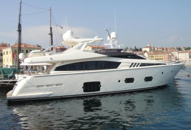 Ferretti Yachts 800