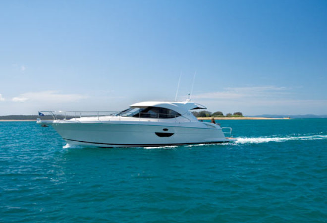 Riviera 4400 Sport Yacht